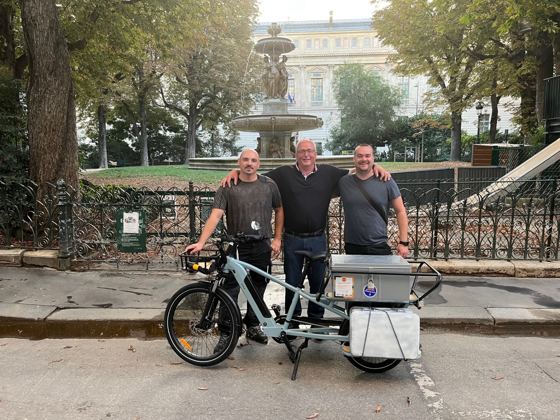 L'équipe DRA Hygiène avec leur vélo cargo pour des interventions écologiques